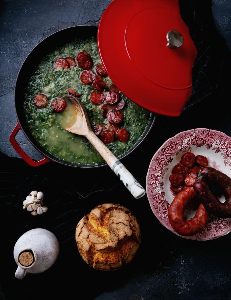 Préparation d'une soupe Caldo Verde