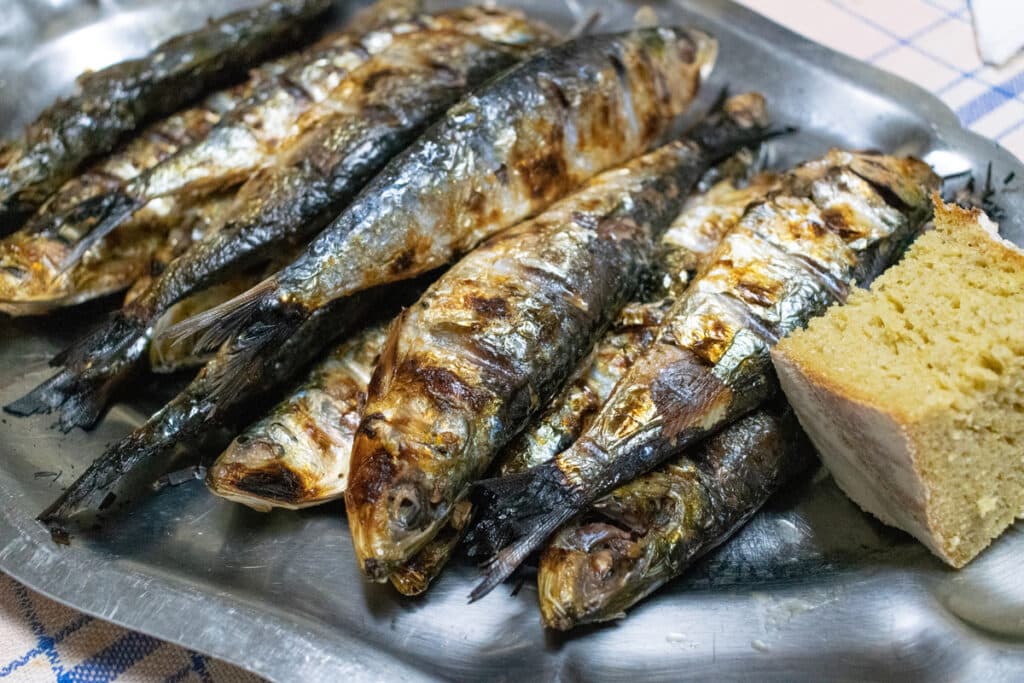 Sardines grillés avec du pain de campagne