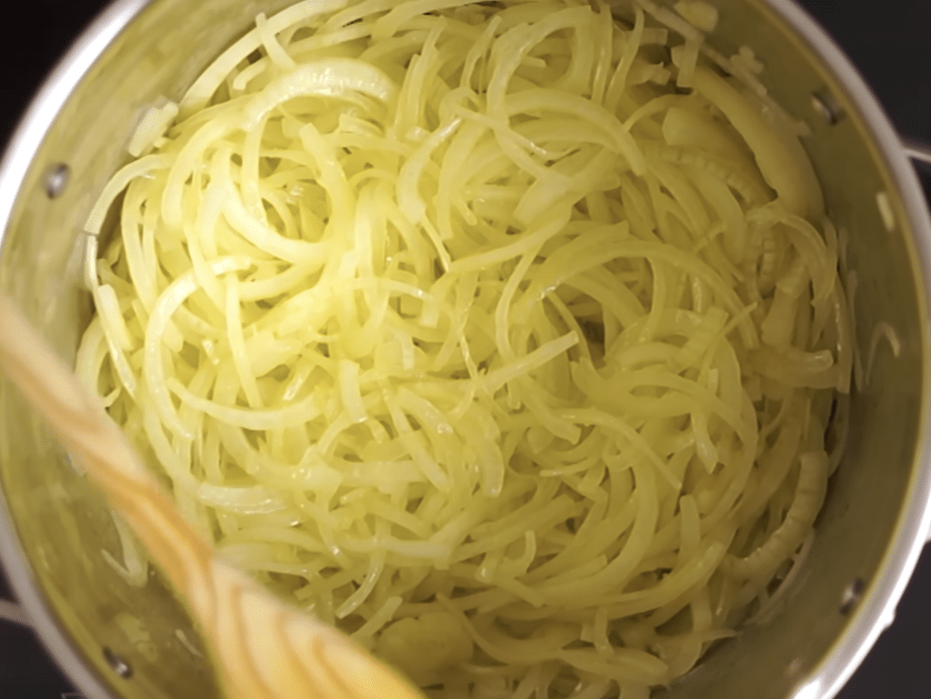 Préparation des oignons pour la recette traditionnelle de Bacalhau com Natas