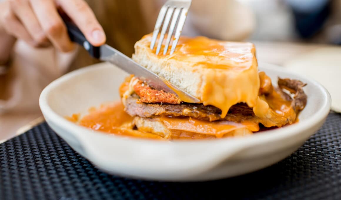 Francesinha recette traditionnelle de porto servie avec des frites
