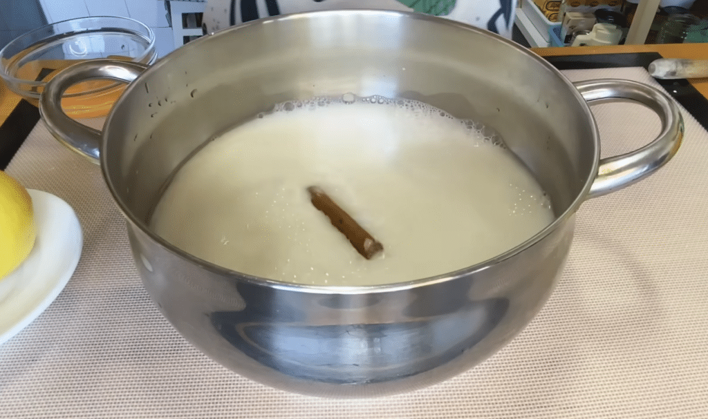 Préparation du lait infusé à la cannelle